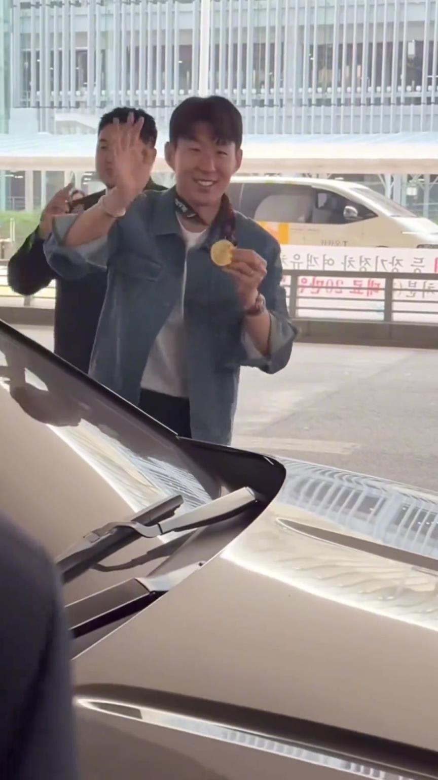 衣錦還鄉(xiāng)！孫興慜返回韓國(guó)，眾多女球迷讓其把歐聯(lián)獎(jiǎng)牌戴上