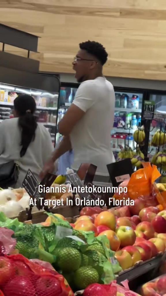 好男人?。∽帜父缭趭W蘭多度假 陪妻子一起逛超市