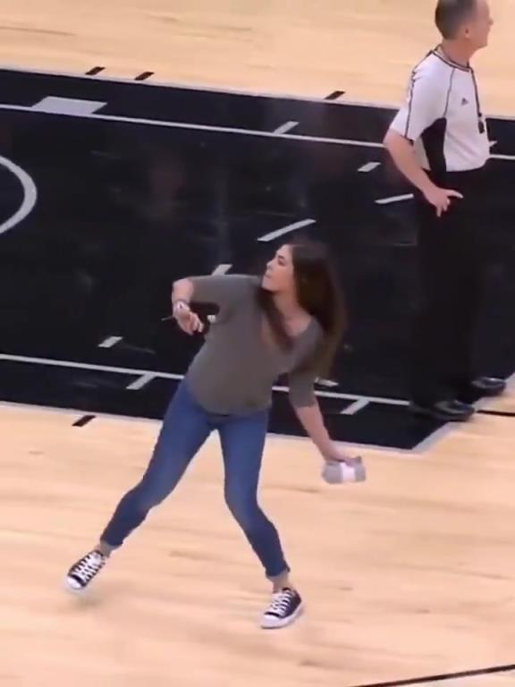 不愧是美國女籃主力，普拉姆的力量太嚇人了