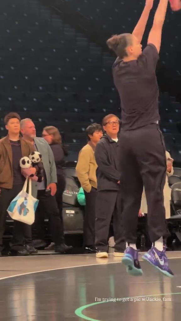 71歲成龍現(xiàn)身巴克萊中心看女籃比賽：她們投籃怎么那么準(zhǔn)?。?！