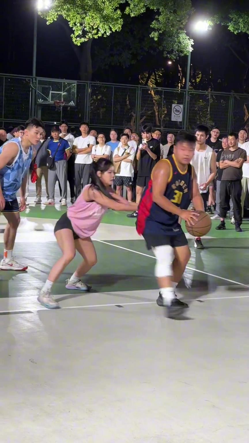這哥們看見防自己的是女生，一個(gè)勁背打，球也不傳了